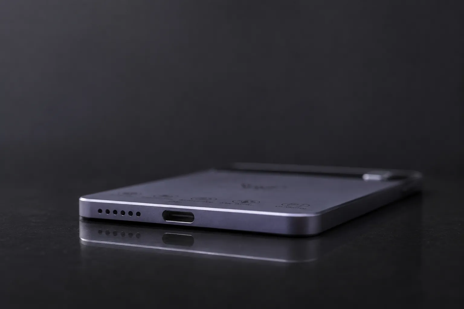 La tranche de l'enregistreur WYNROS, montrant son épaisseur de 4,3 mm et le port USB-C